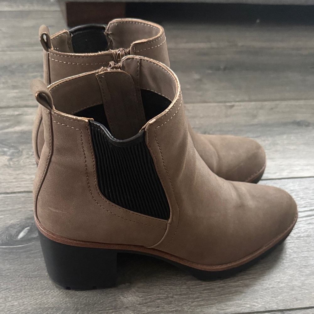 Naturalizer Madalynn Gore Taupe Chelsea Ankle Boots - 10M